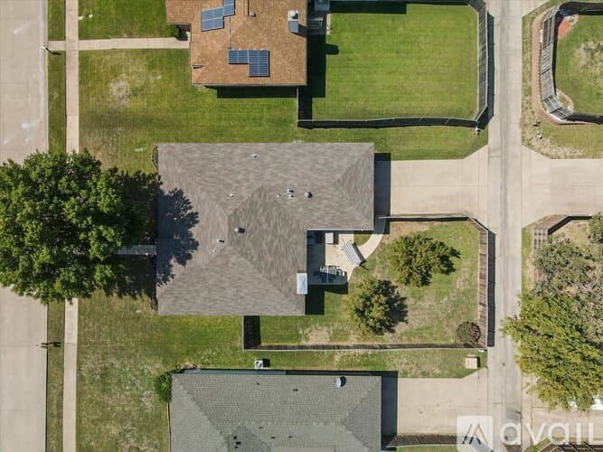 Lewisville House: 1725 Canterbury Ln