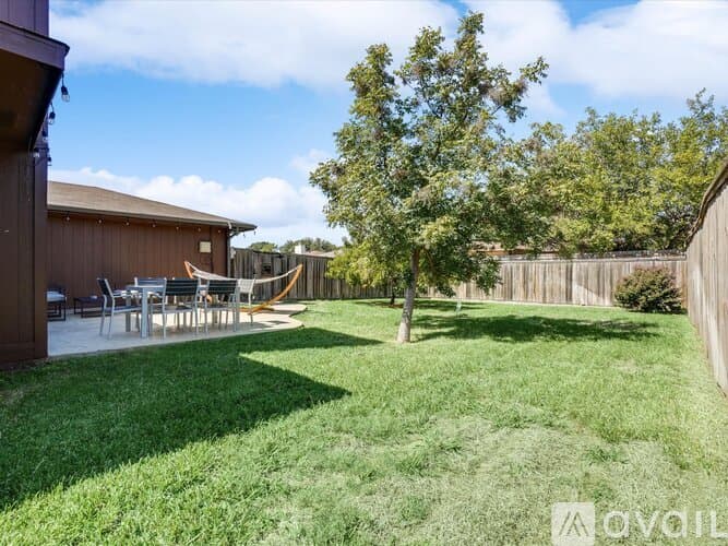 Lewisville House: 1725 Canterbury Ln