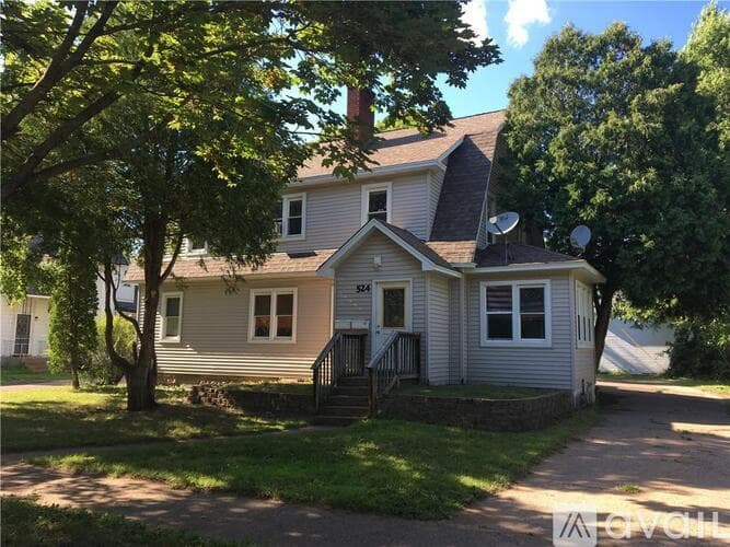 Eau Claire Apartment: 524 Lake St