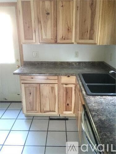 Eau Claire House: 909 Lakeside Ave