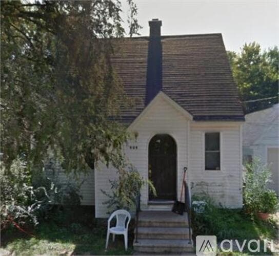 Eau Claire House: 909 Lakeside Ave