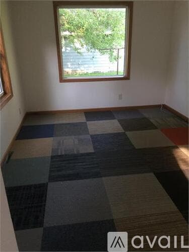 Eau Claire House: 909 Lakeside Ave
