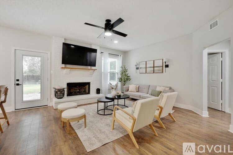 Flower Mound House: 2200 Glenbrook St