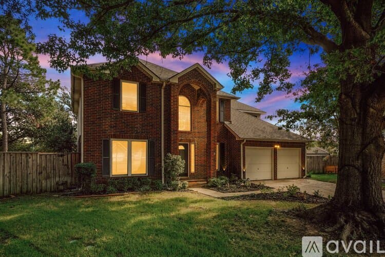 Flower Mound House: 2200 Glenbrook St