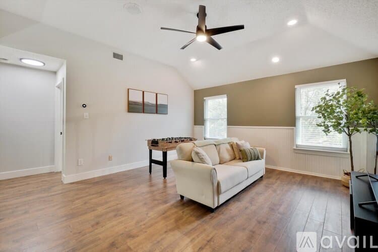 Flower Mound House: 2200 Glenbrook St