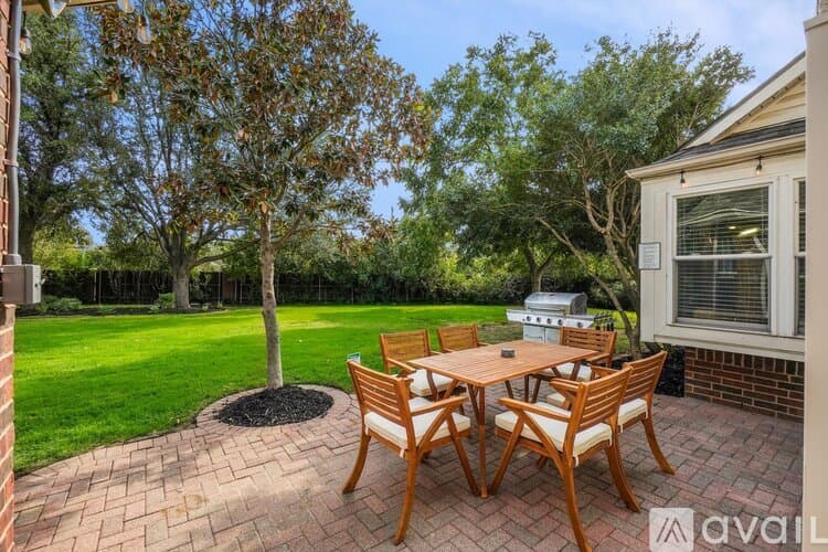 Flower Mound House: 2200 Glenbrook St