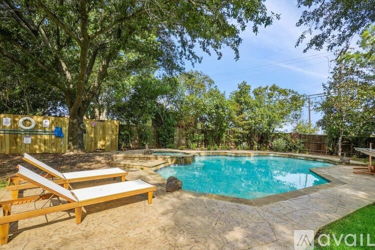 Flower Mound House: 2200 Glenbrook St