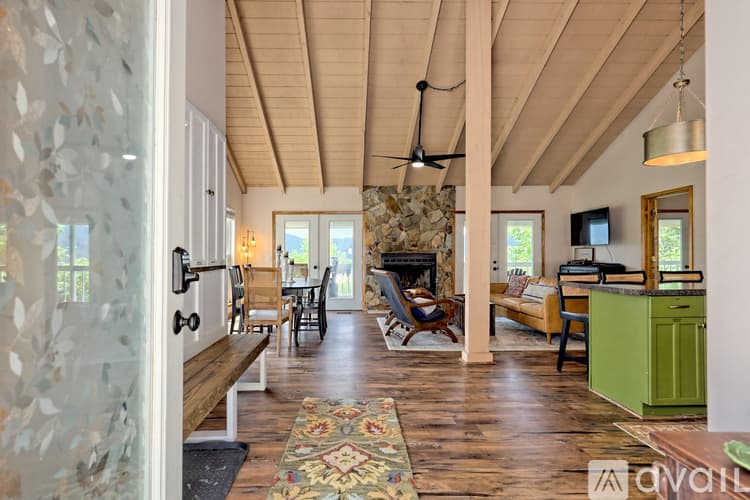 Clayton House: 233 Orchid Trl