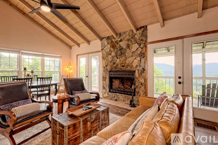 Clayton House: 233 Orchid Trl