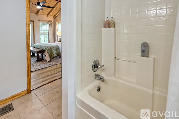 Clayton House: 233 Orchid Trl
