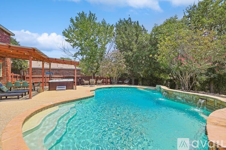 Saginaw House: 1049 Pullman Dr
