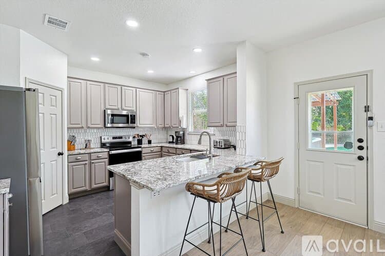 Saginaw House: 1049 Pullman Dr