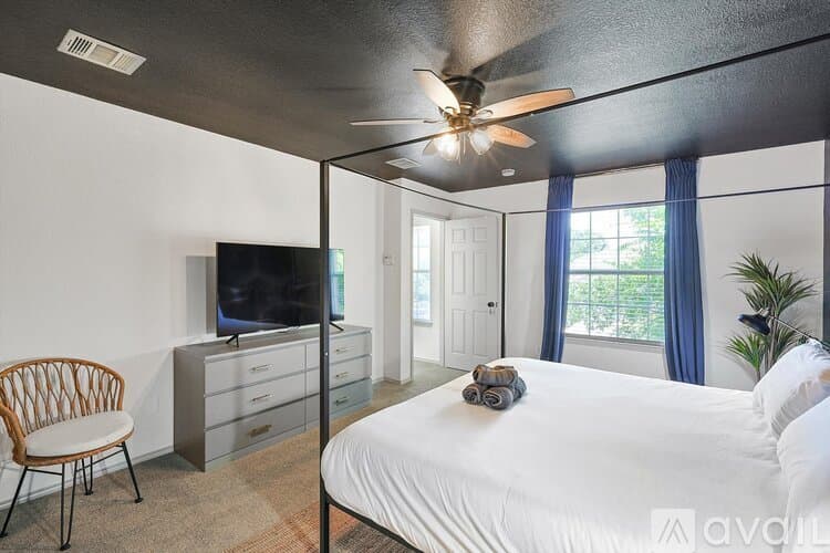 Saginaw House: 1049 Pullman Dr