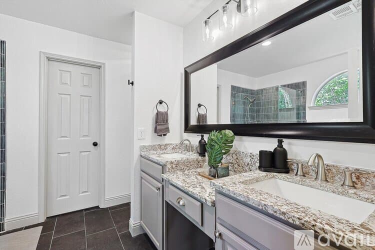 Saginaw House: 1049 Pullman Dr