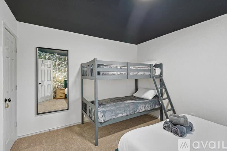 Saginaw House: 1049 Pullman Dr