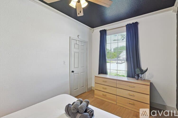 Saginaw House: 1049 Pullman Dr