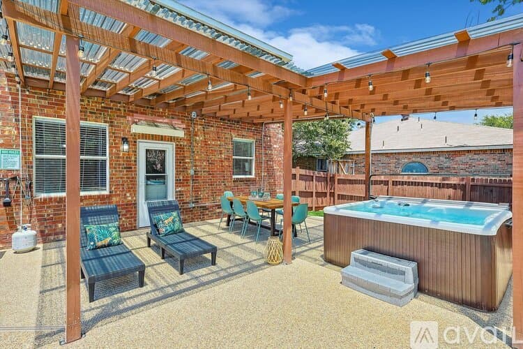 Saginaw House: 1049 Pullman Dr