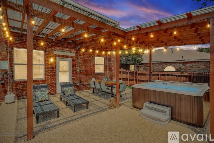 Saginaw House: 1049 Pullman Dr