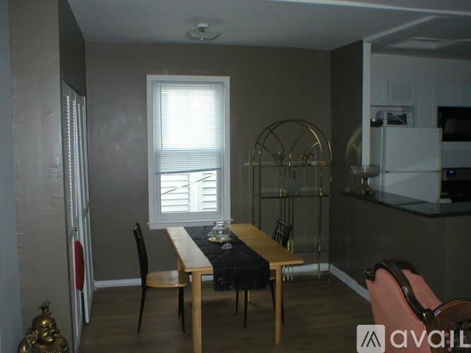 Chicago Apartment: 1929 N Sheffield Ave
