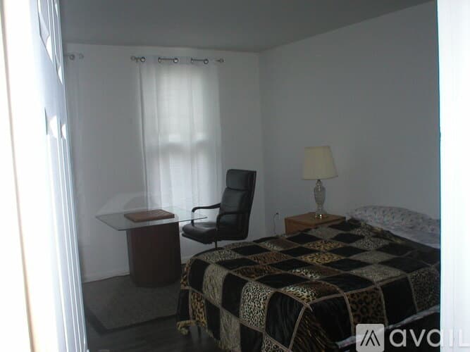 Chicago Apartment: 1929 N Sheffield Ave