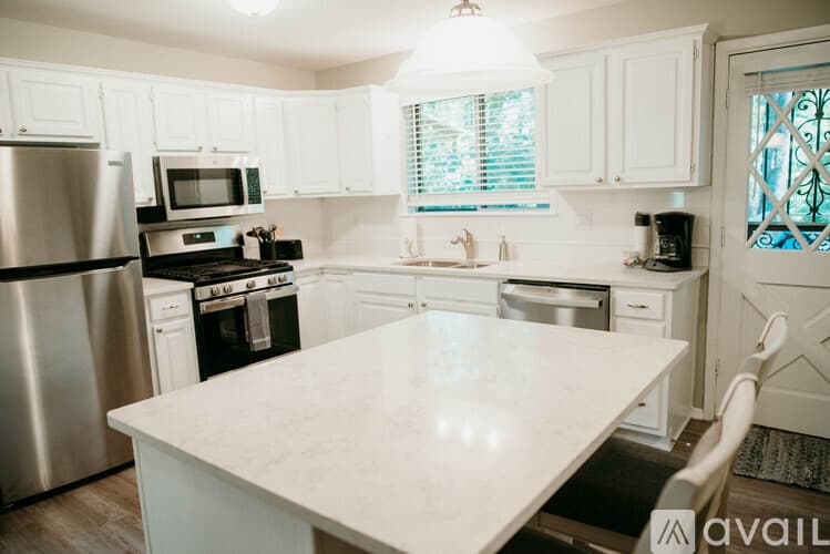Jacksonville House: 19 Del Tara Dr