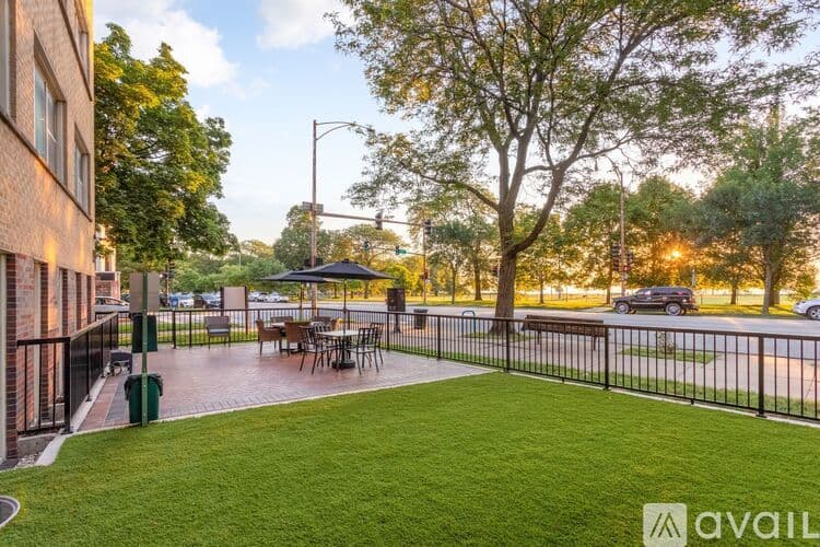Chicago Apartment: 1303 W Estes Ave