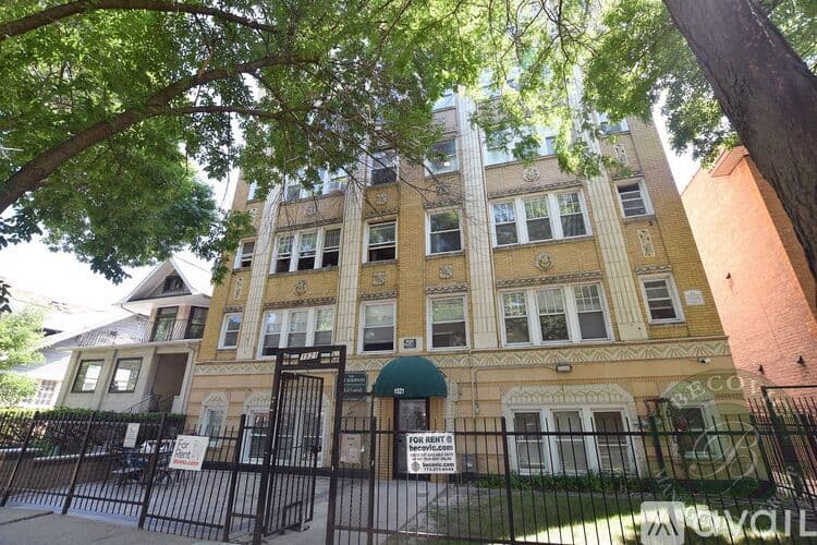 Chicago Apartment: 1521 W Sherwin Ave