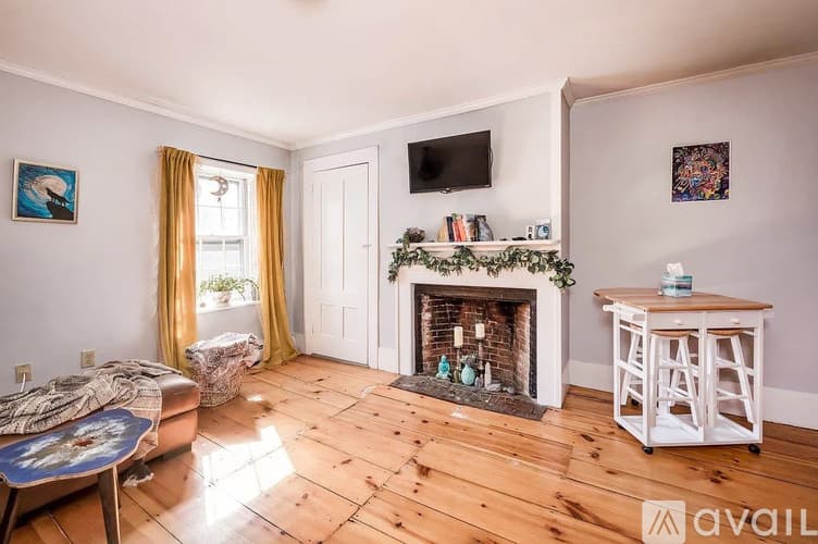 Exeter Apartment: 33 Kingston Rd