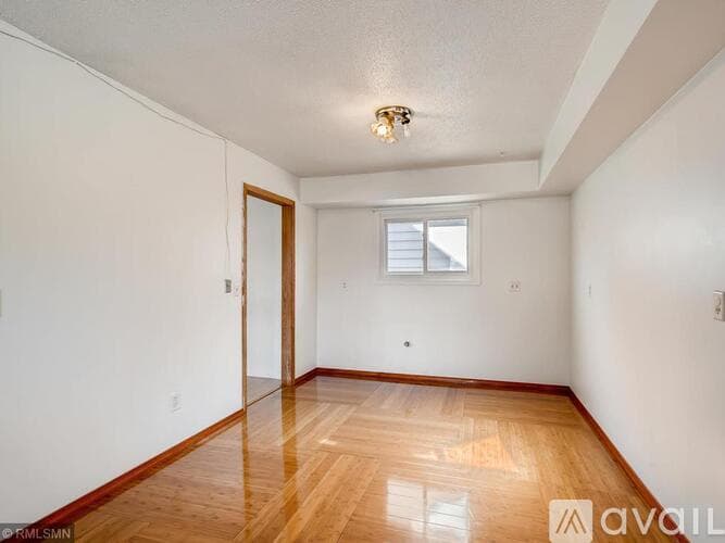 Saint Paul Apartment: 1649 N Fernwood St