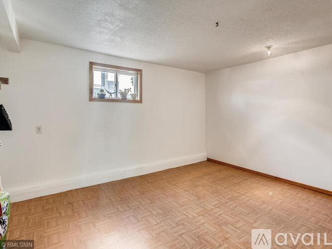 Saint Paul Apartment: 1649 N Fernwood St