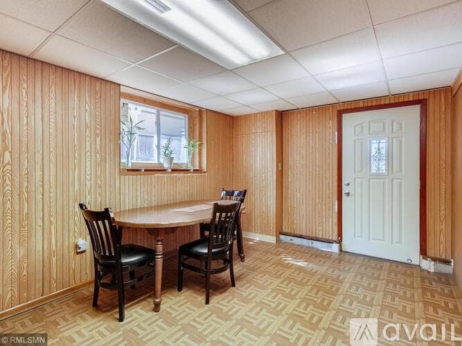 Saint Paul Apartment: 1649 N Fernwood St