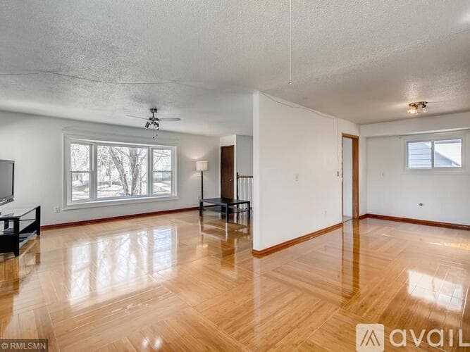 Saint Paul Apartment: 1649 N Fernwood St