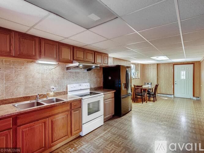 Saint Paul Apartment: 1649 N Fernwood St
