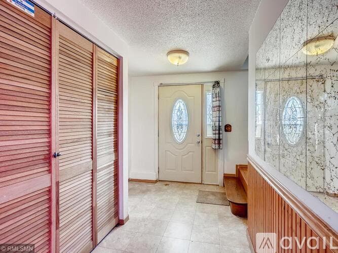 Saint Paul Apartment: 1649 N Fernwood St