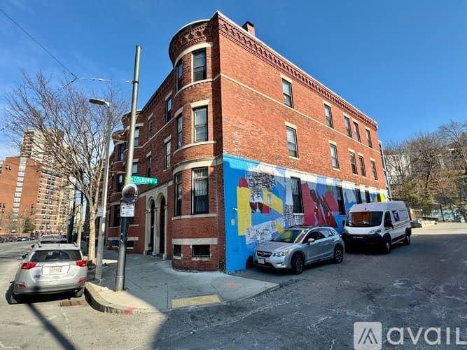 Boston Apartment: 872 Huntington Ave