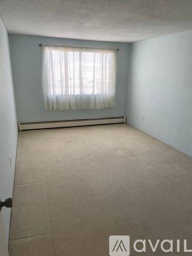 Salem Condo: 8 Lancelot Court