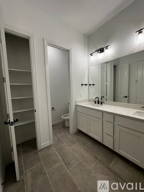 North Richland Hills House: 4357 Henderson Avenue