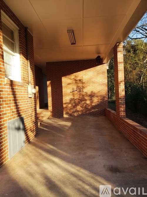 Macon House: 3710 N Lyons St