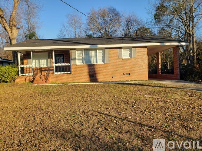 Macon House: 3710 N Lyons St