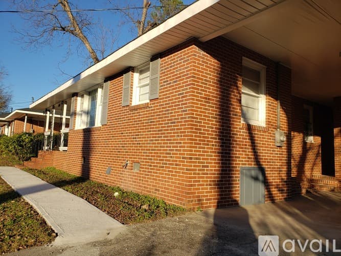 Macon House: 3710 N Lyons St