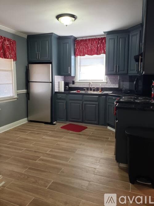 Macon House: 3710 N Lyons St