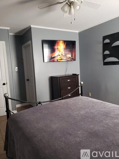 Macon House: 3710 N Lyons St