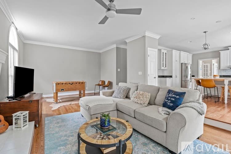 Raleigh House: 8845 Wildwood Links