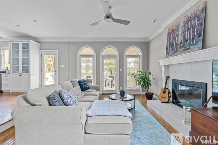 Raleigh House: 8845 Wildwood Links