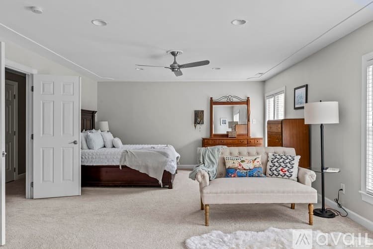 Raleigh House: 8845 Wildwood Links