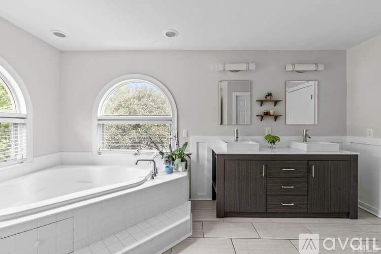 Raleigh House: 8845 Wildwood Links