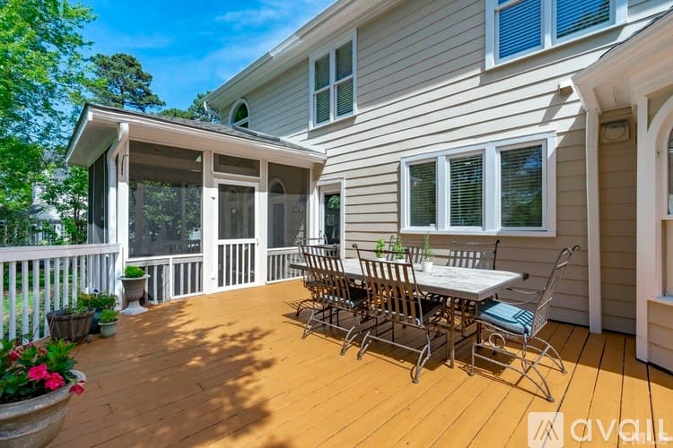 Raleigh House: 8845 Wildwood Links