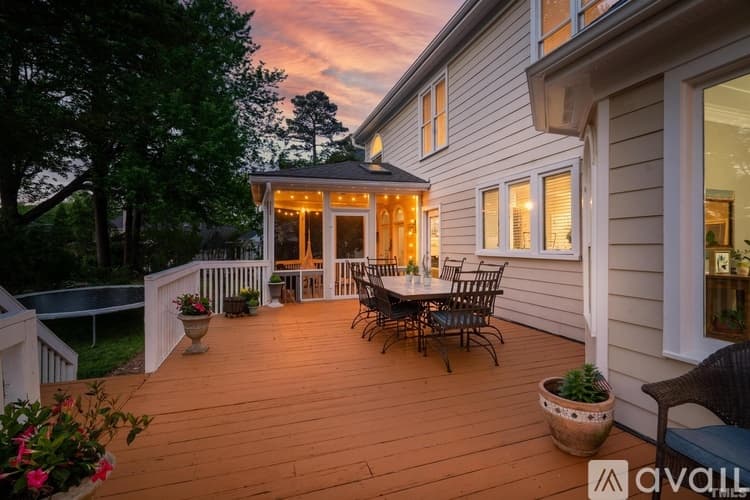 Raleigh House: 8845 Wildwood Links
