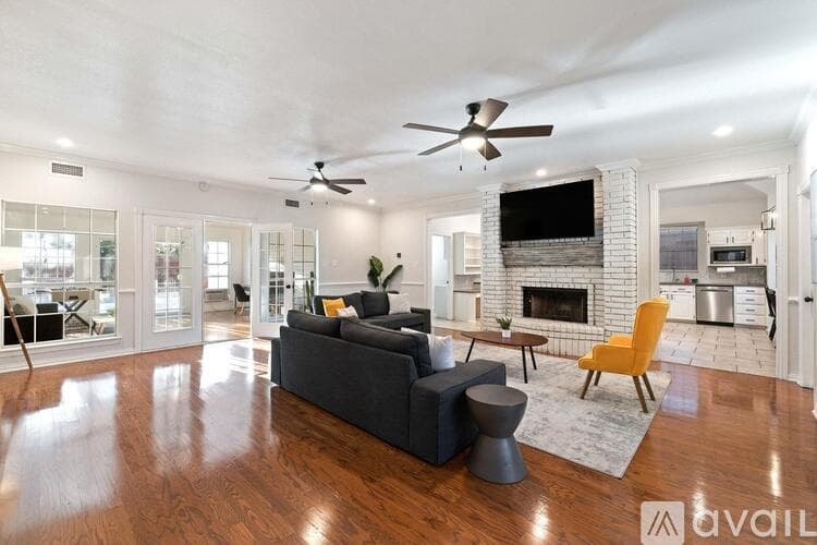 North Richland Hills House: 7701 Ridgeway Ct