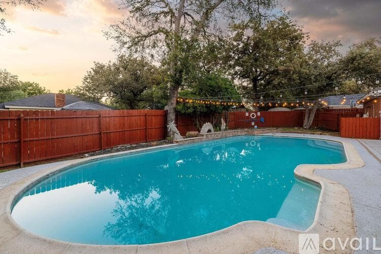 North Richland Hills House: 7701 Ridgeway Ct